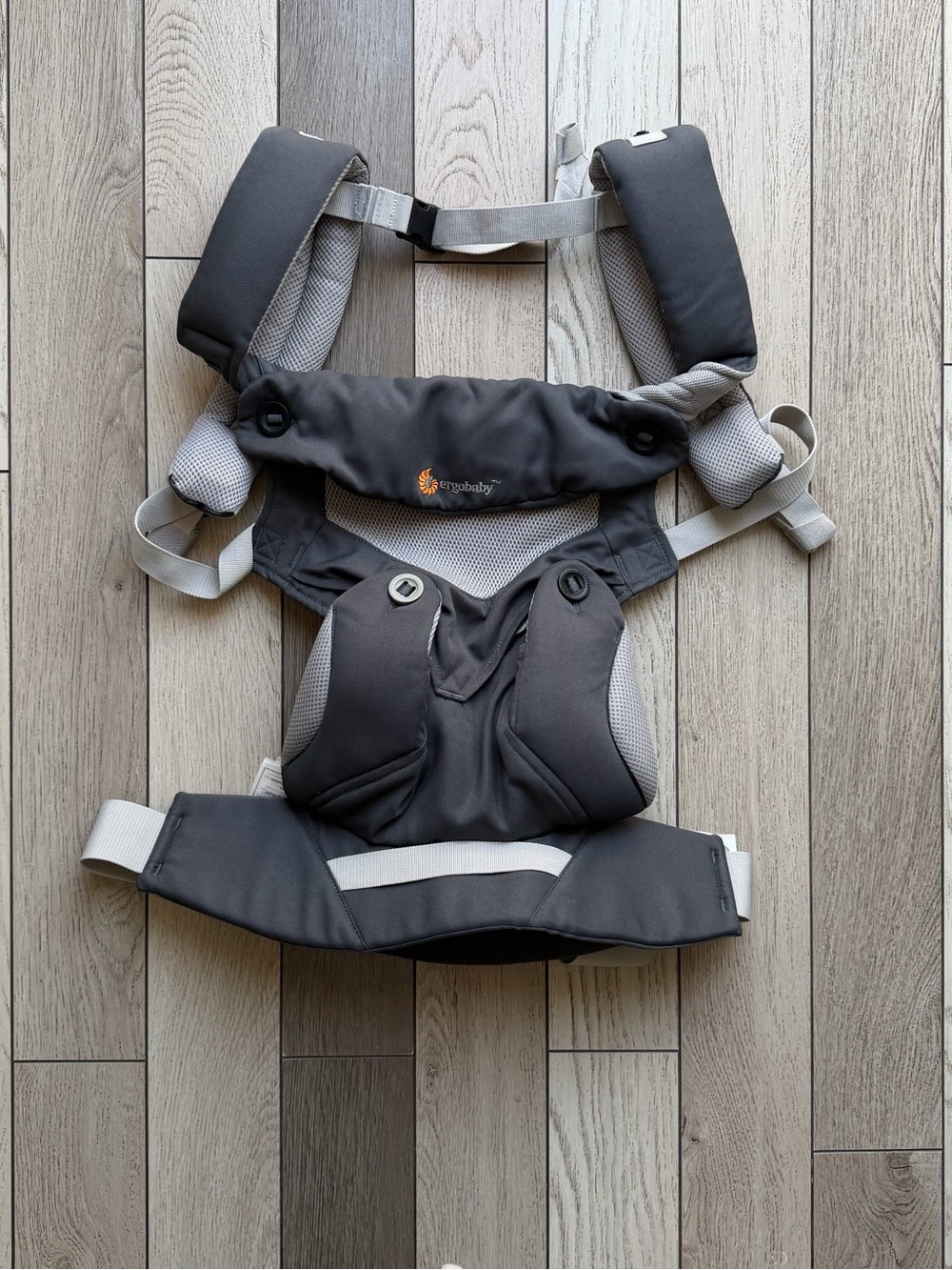 Ergobaby 360 All-Position Baby with Lumbar Support in Charcoal - Picture 4 of 8